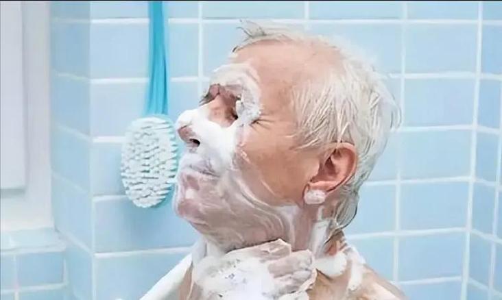 脑梗病人出院能洗澡吗