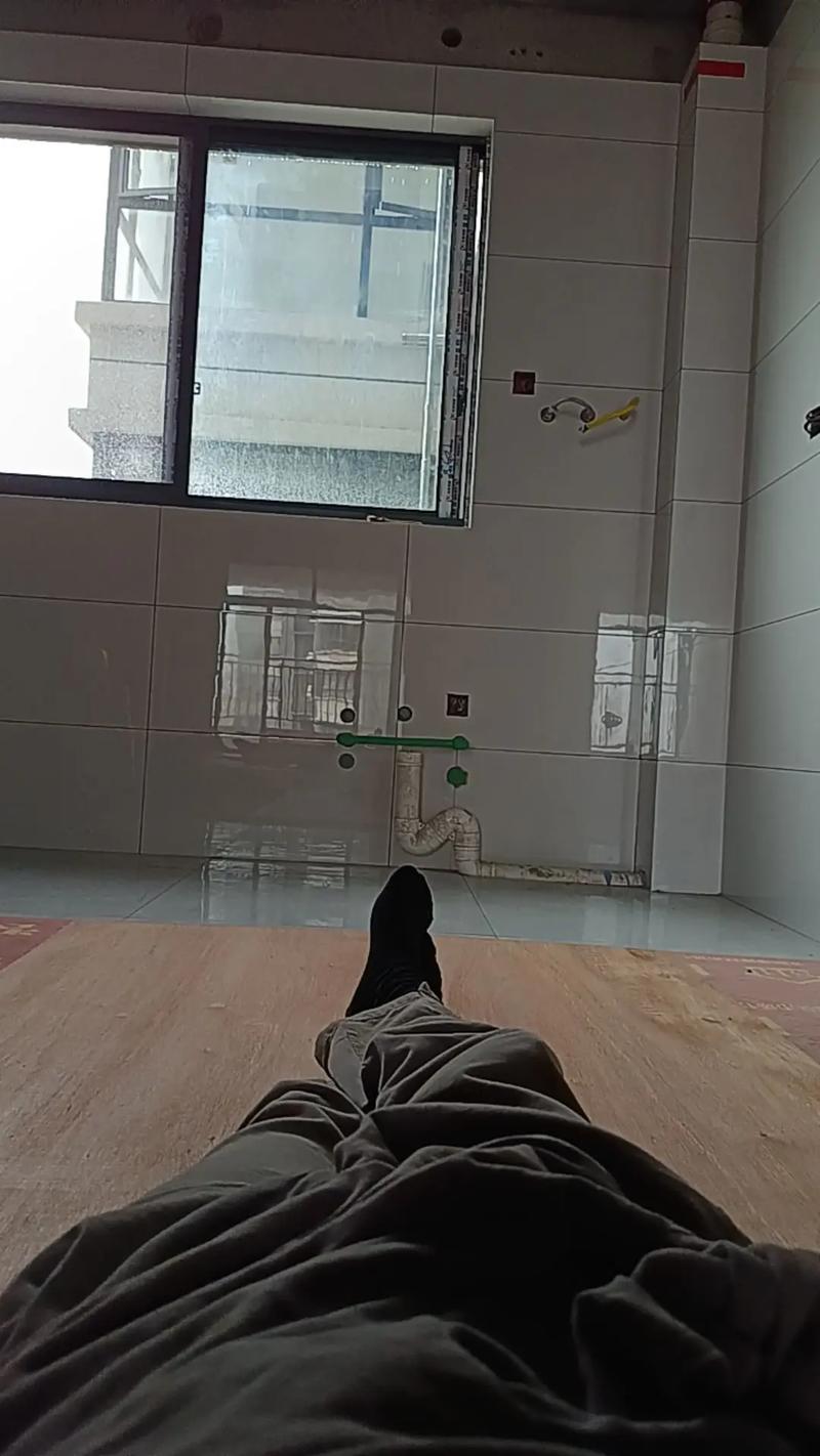 睡在地板上容易得风湿