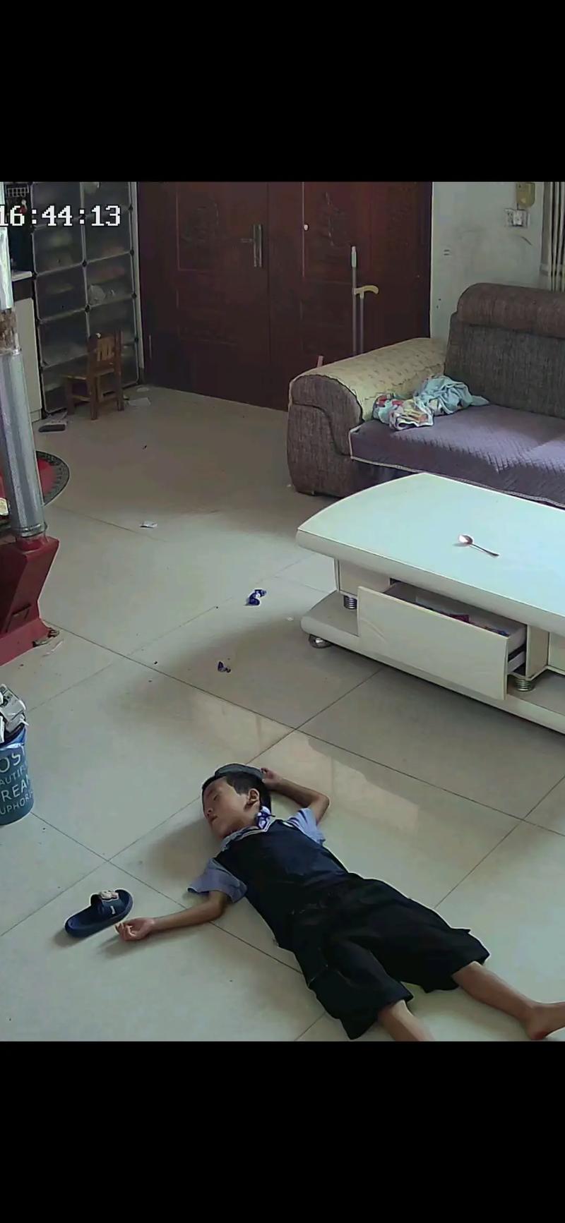 睡在地板上容易得风湿